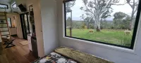 Tiny House/Retreat in Adelaide Hills. Secluded, peaceful, country views. Hotels near "Barka Park" Dog Park
