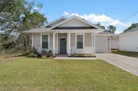 Hestia ~ Kings & Queens ~ Fenced Backyard ~ Pets ~ Near NAS & Perdido Key