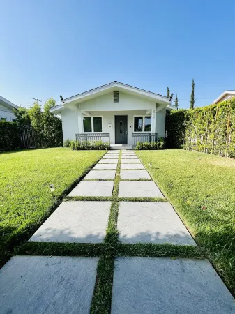 Beautiful Modern House in Prime Glendale Отели рядом с достопримечательностью «Gallery Godo»