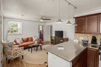 Steps away from Dickson, Bright and Open Apartment in historic 1905 home Hotels in Fayetteville