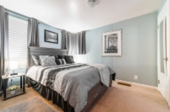 Quiet Suburban Home Minutes from Airport, Niagara Falls + all major attractions.