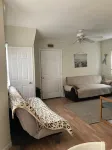 4.5 blocks to beach. Huge yard - Apartments
