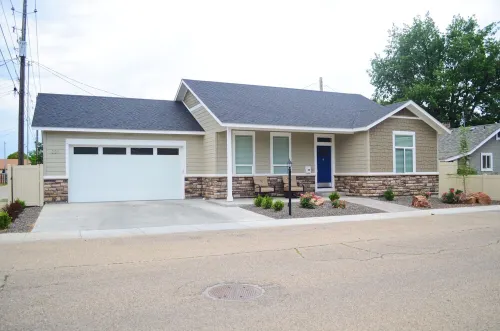 Beautiful & clean 2 Bed/2 bath home in downtown Meridian!