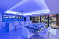 VILLA PARAISO, ALL GLASS WATERFRONT MANSION SLEEPS 15