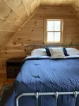 Cheerful Tiny Cabin hideaway near hiking, skiing & snowmobiling in small town VT