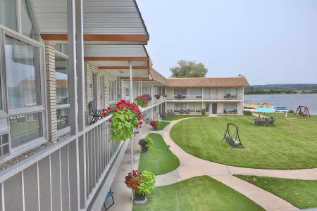 Lakefront Condo With 2 Kayaks and 1 Boat Slip - Amazing Location! Отели рядом с достопримечательностью «Заказник Менонаква Вудс»