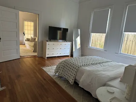 Beautiful, historic home - Private Отели рядом с достопримечательностью «Вулкан Парк энд Музеум»