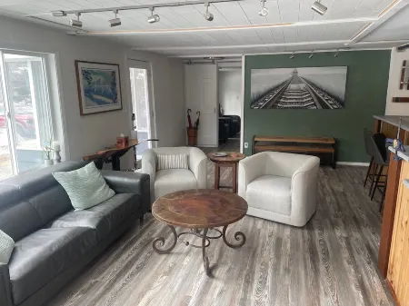 New:  Modern Comfort Meets Historic Charm in Alaskan Railroad House Отели рядом с достопримечательностью «Зоопарк Аляска»