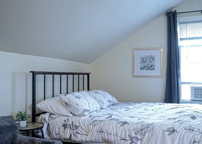 79-4 spacious studio Walk to backus hospital and downtown Yantic Falls附近的飯店