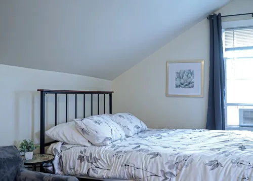79-4 spacious studio Walk to backus hospital and downtown