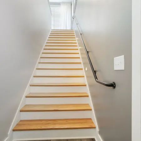 King Suite, Modern Loft Close to Downtown!