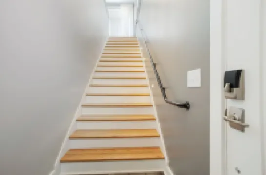 King Suite, Modern Loft Close to Downtown!