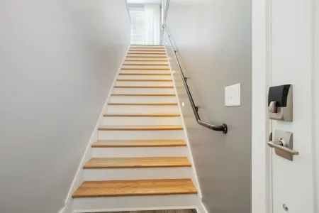 King Suite, Modern Loft Close to Downtown! Отели в г. Данин