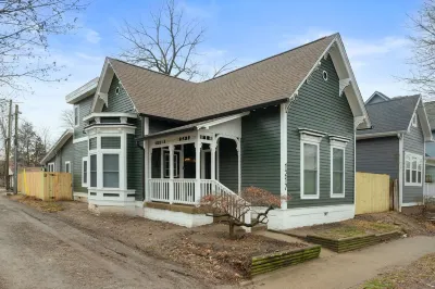 COZY DOWNTOWN HOME ONLY1 MILE FROM CENTER OF CITY - COMPLETELY RENOVATED! Hotels in der Nähe von Crossroads Bible College