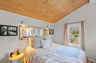 The Georgia Peach is modern studio apartment, a perfect mountain getaway for two