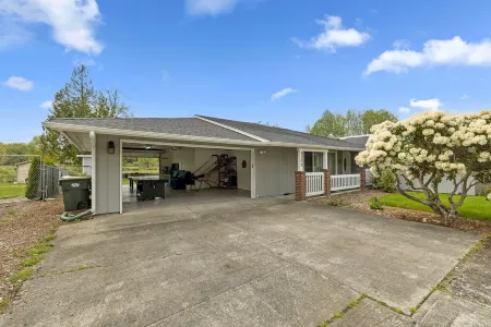 Lakefront Gateaway at Chambers Lake - 3 bd 2 ba w/ AC Отели в г. Терстон