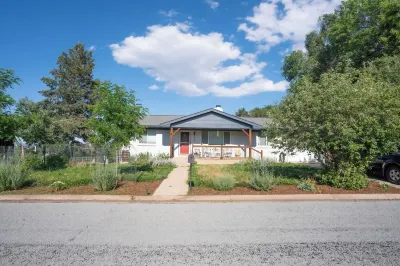 Peaceful Family Oriented Retreat Ruxton's Trading Post附近的飯店