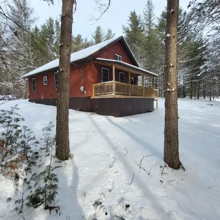 "Singing Pines" Newly Built Vacation Rental
