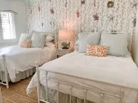 The Palm Lodge @ Loggerhead Cay 🐚 Beachside Accommodations 🐚 Pool & Pickleball