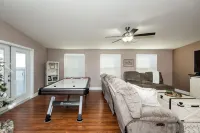 Glass deck, dogs, sandy beach, private dock