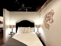 Haven at Hazel ~ Downtown Studio, stylish and centrally located on the square. Hotele w: Demorest