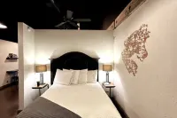 Haven at Hazel ~ Downtown Studio, stylish and centrally located on the square.