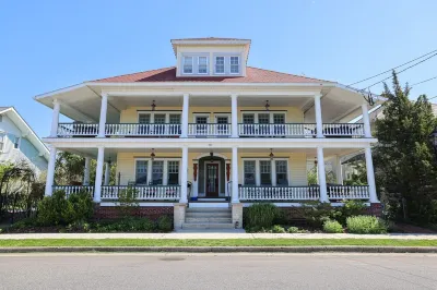 Historic Luxury Condo with POOL & modern amenities in Wildwood Crest, NJ Hotels in 