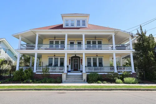 Historic Luxury Condo with POOL & modern amenities in Wildwood Crest, NJ