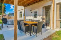 Spacious 5-bedroom house in charming Cypress - Hot Tub - Game Tables - Office 사이프레스 호텔