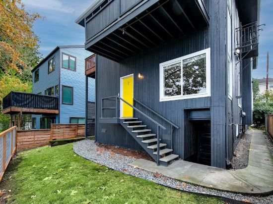 Lovely condo overlooking the Fremont Bridge