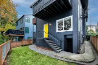 Lovely condo overlooking the Fremont Bridge Hotel a Seattle