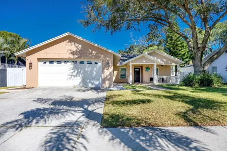 Tastefully updated, Heated Pool, 10 min to Beach! Отели рядом с достопримечательностью «Pop Stansell Park»