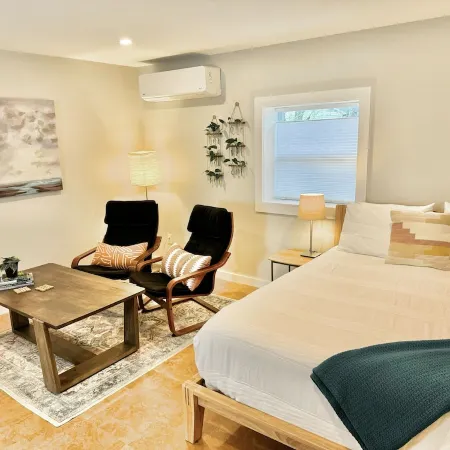 Quiet studio apartment in the heart of Black Mountain. Perfect for getaways!
