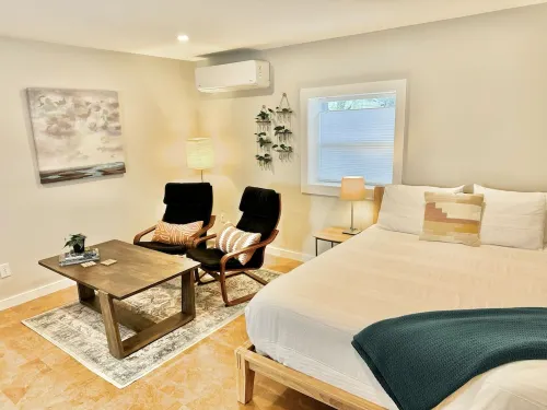 Quiet studio apartment in the heart of Black Mountain. Perfect for getaways!