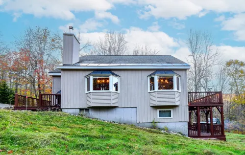 New Renovated Ski Chalet on the River with a Hottub