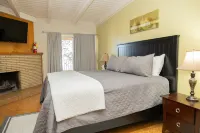 Large duplex w/6 bedrooms, 4 baths, 2 living rooms, washer/dryer. Pet friendly!