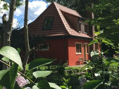 Small villa in the wild garden dm-drogerie markt附近的飯店