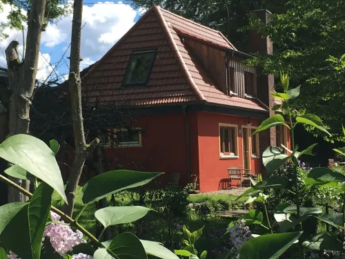 Small villa in the wild garden فنادق في Gummersbach