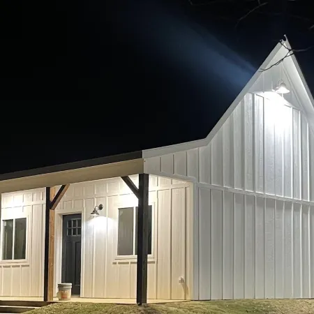 TWO PEAKS-North:NEW modern cabin-vaulted wood ceiling-Lake Texoma- AWESOME RATES