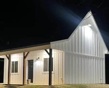 TWO PEAKS-North:NEW modern cabin-vaulted wood ceiling-Lake Texoma- AWESOME RATES