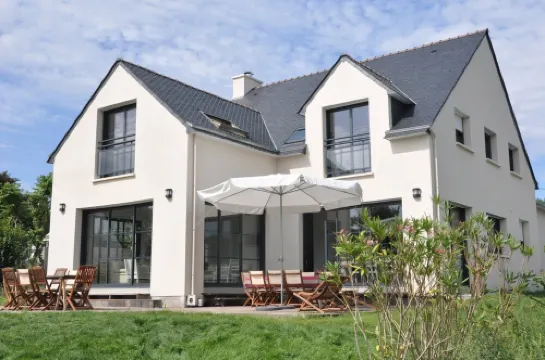 Large luxury & calm villa (4 stars), close to beaches & small sea view 聖吉爾達德呂伊酒店