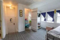 Easy Beach access, HOT TUB, kid & pet-friendly playroom. 3 Bedrooms, Sleeps 7-8