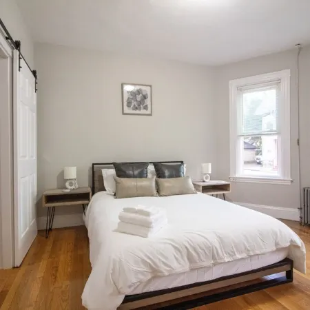 2 bedroom condo close to Boston and Cambridge with free parking