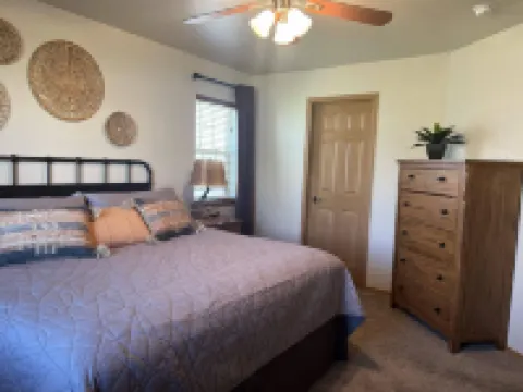 Cozy Cody cul-de-sac home! Sleeps 6.