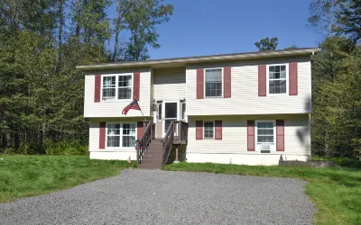 4 Bed + 2 Bath - Pocono Getaway with Luxury Amenities at a Gated Lake Community