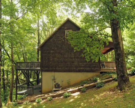 COOL COTTAGE AT 4800 FT  SLEEPS 8. GOOGLE MAP IS NOT CORRECT 10 MILES TO B ROCK Hotels in Blowing Rock