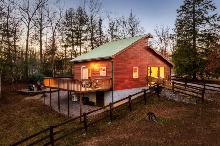 Romantic Cabarn w/ HotTub Lounge - Located on BSF!