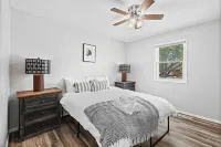 Stylish Rancher in Quiet, Tree Lined Neighborhood. Hotels in Joplin