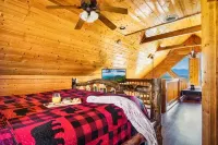 100-Mile Views: 3 King Suites, Game Rm & Hot Tub - Scenic