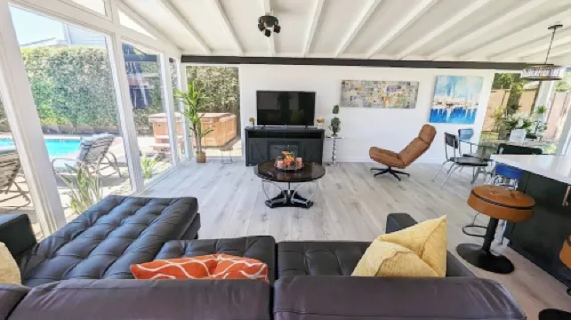 Near Disneyland and Knott's Berry Farm Pool house with Arcade, and putting green